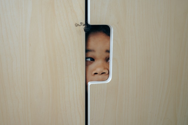 dítě schované ve skříni